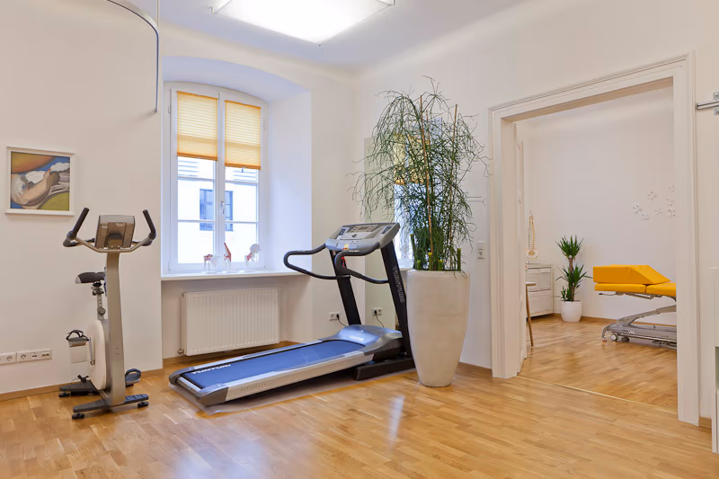 Trainingsraum mit Laufband und Therapieliege